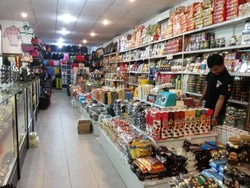 Ketika Turis Domestik Lebih Minati Pernak-pernik Asal Singapura di Batam