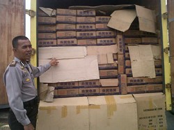 Tak Berdokumen, 27 Ton Ikan Beku dan Pakaian Bekas dari Malaysia Disita