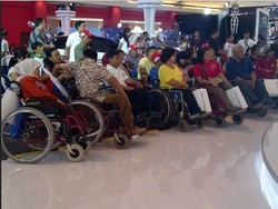 Lihat Mobil Keren, Puluhan Penyandang Cacat Kunjungi IIMS