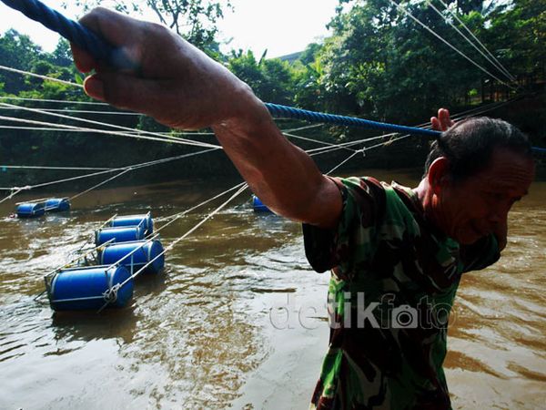 Jaring Apung Menangkap Sampah di Ciliwung