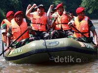 Menhut dan Danjen Kopassus Susuri Sungai Ciliwung