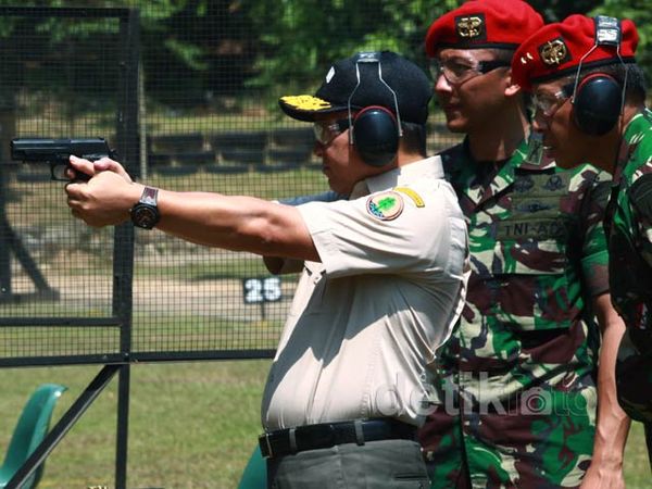 Menhut Latihan Menembak