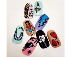 Dirilis Kuku Palsu Untuk Mengenang Kematian Amy Winehouse