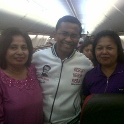 Terbang Malam ke Ambon, Dahlan Dikerubungi Ibu-ibu