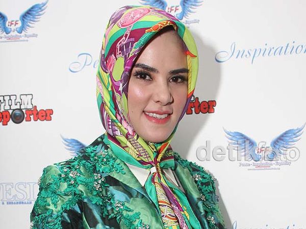 Hijab Tabrak Motif ala Angel Lelga
