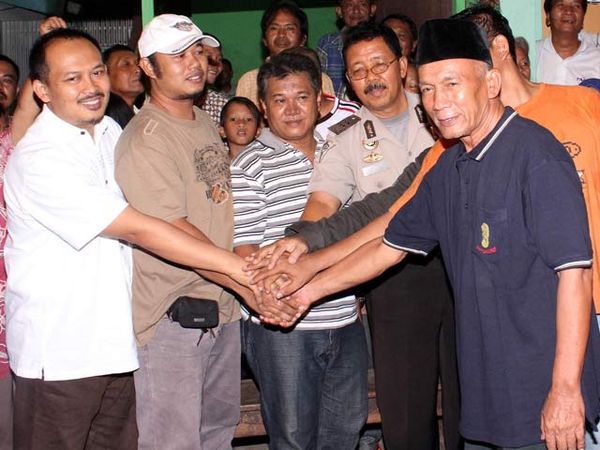 DPRD dan LBH Damaikan Warga Galur