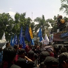 Seribuan Buruh Duduki PTUN Jabar Jelang Putusan Gugatan Soal UMK 