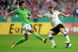 Bastian Schweinsteiger (kanan) berusaha melewati Edgar Prib (kiri). AFP/Christof Stache.