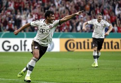 Claudio Pizarro menambah keunggulan untuk Bayern Munich di menit ke-27. Reuters/Michaela Rehle.