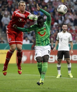 Didier Ya Konan berusaha membobol gawang Bayern Munich. Dalam pertandingan ini, pemain bernomor punggung 11 itu membobol jalan lawan di menit ke-37. Reuters/Michaela Rehle.