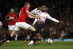 Daniel Sturridge (kanan) berusaha melewati Phil Jones (kiri). Reuters/Phil Noble.