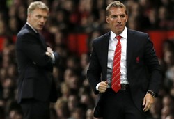 Brendan Rodgers (kanan) dan David Moyes (kiri) tampak serius mengamati jalannya pertandingan. Reuters/Phil Noble