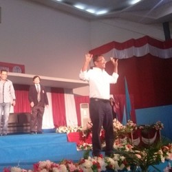 Dahlan Iskan Goyang Chicken Dance di Ambon