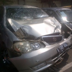 Kerabat Tabur Bunga Kenang Korban Kecelakaan Senayan, Jalan Ditutup