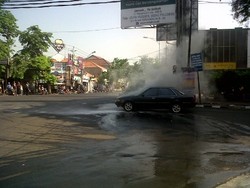 Toyota Corona Terbakar Saat Melaju di Traffic Light Semarang