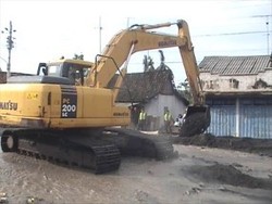 Mobil Backhoe Nyangkut di Jembatan Penyeberangan Orang di Pancoran
