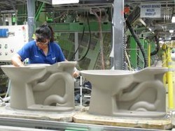 Di Era Robotik, Manusia Tetap Nomor Satu Di Pabrik Kloset 