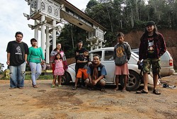 Bruum! Membelah Hutan Borneo dengan Mobil VW Kodok