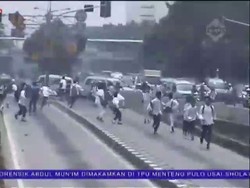 Tawuran Pelajar, Pemotor Terkena Batu