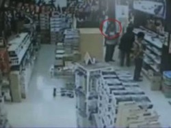 Aksi Gendam di Toko Buku Terekam CCTV