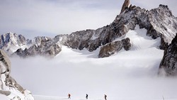 Pendaki Gunung di Prancis Temukan Kotak Permata Rp 3,8 M!