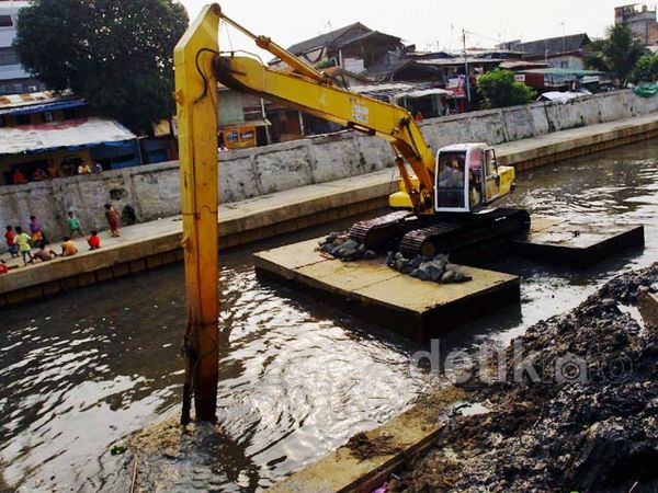 Pemasangan Turap di Kali Ciliwung