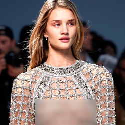 Payudara Rosie Huntington-Whiteley Ngintip di Atas Catwalk