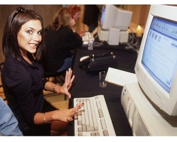 Lebarkan Sayap, Victoria Beckham Terjun ke Dunia Digital