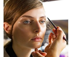 Pekan Mode Paris: Trik Make-up Alami ala Model Lanvin & Balmain