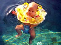 Gemes! Bayi Laki-laki Cathy Sharon Belajar Berenang