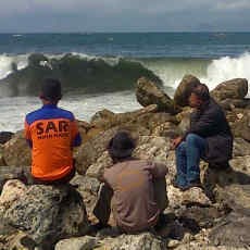Dua Nelayan Hilang dan 6 Perahu Hancur Diterjang Ombak Pantai Puger