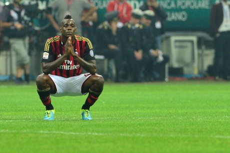 Balotelli Minta Maaf kepada Milan dan Wasit Balotelli Minta Maaf kepada Milan dan Wasit