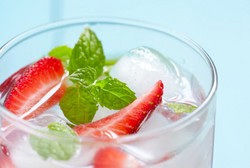 Buah Dijadikan Infused Water atau Dimakan Langsung, Mana Lebih Sehat?