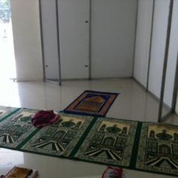 Bertanding Jalan terus, Salat Tak Boleh Ditinggalkan