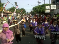 Peringati HUT Kota Yogya, Warga Gotong Tempe Kedelai Sepanjang 257 Meter