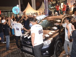10 Peserta Siap Ikuti Lomba Memegang Mobil di Singapura