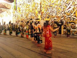 Belajar Menari Bersama Suku Dayak di Desa Pampang, Kaltim