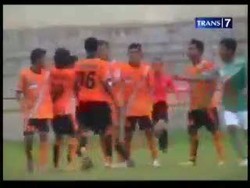 Tolak Pelanggaran, Pemain Tendang Wasit