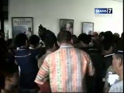 Warga Berdesakan Daftar Rusun Pinus