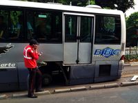 Ban TransJ Tiba-tiba Copot di Jalan Raya Pramuka