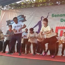 Dahlan Iskan Goyang Iwak Peyek Bareng Ribuan Orang di Tanjung Perak