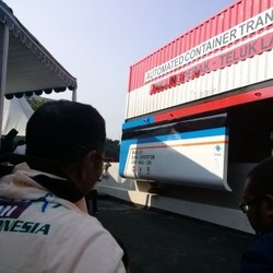 Ajak Cucu, Dahlan Saksikan Uji Coba Monorel Kontainer Made in Madiun