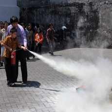 Ratusan Siswa SD Anugerah Pekerti Diajak Belajar Tanggap Kebakaran