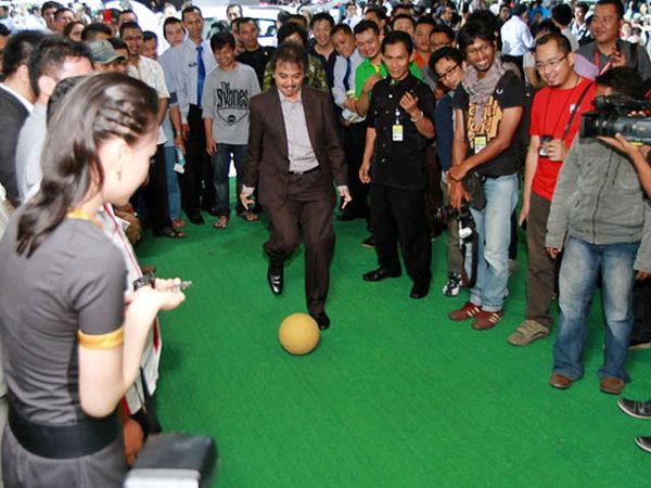 Roy Suryo Main Bola di Booth Chevrolet