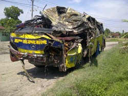 Hancur Tak Berbentuk, Ini Bus yang Terbalik dan Sebabkan 6 Orang Tewas