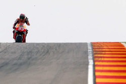 Marquez Kalahkan Lorenzo, Rossi Naik Podium