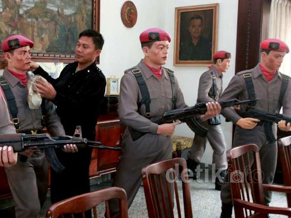 Membersihkan Museum Nasution