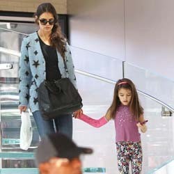 Tangan Masih Cedera, Suri Cruise Dibelikan iPhone