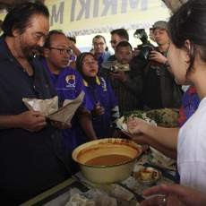 Surya Paloh Hadiri Peringatan 100 Hari Mega Sinden Cilik