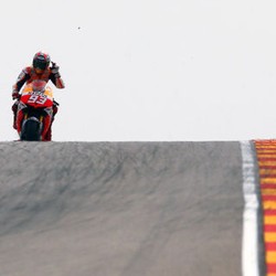 Marquez Kalahkan Lorenzo, Rossi Naik Podium Ketiga